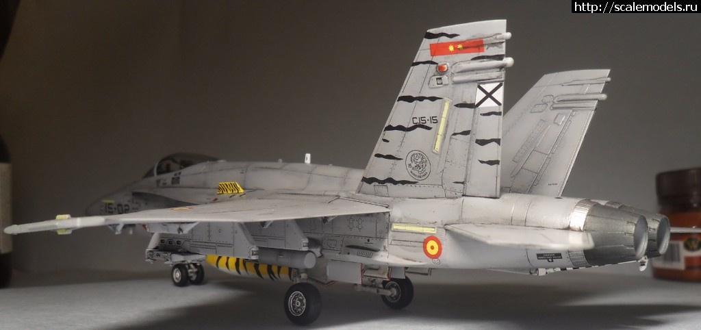 #1459829/ F/A-18A  1/72 Academy !  