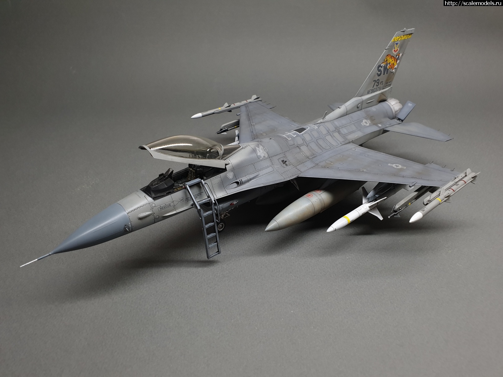 #1615307/ F-16CJ 1/48 Tamiya - !  