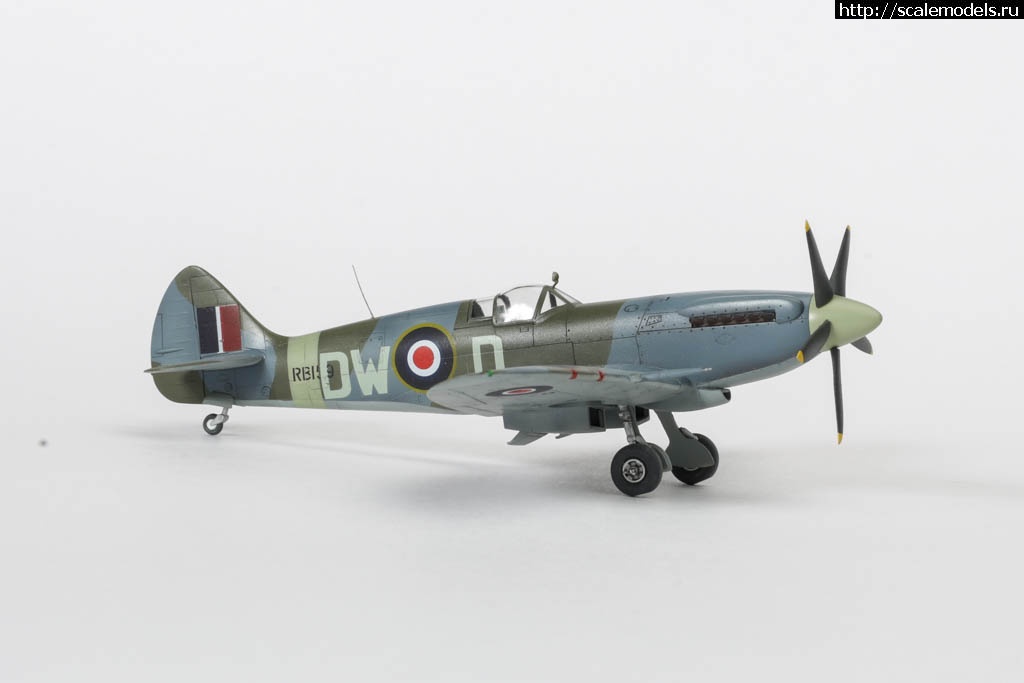 #1685817/ Spitfire Mk. XIV 1/72 Academy   