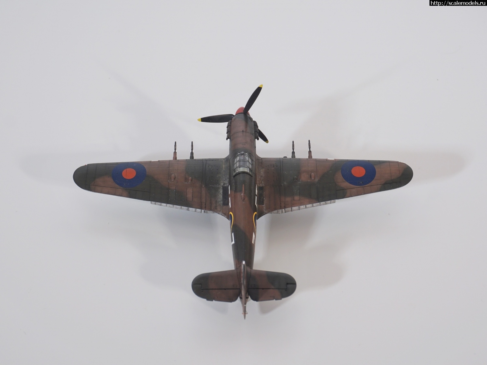 #1719398/ 1/72 Hurricane Mk.IIc trop, Arma hobby. .  