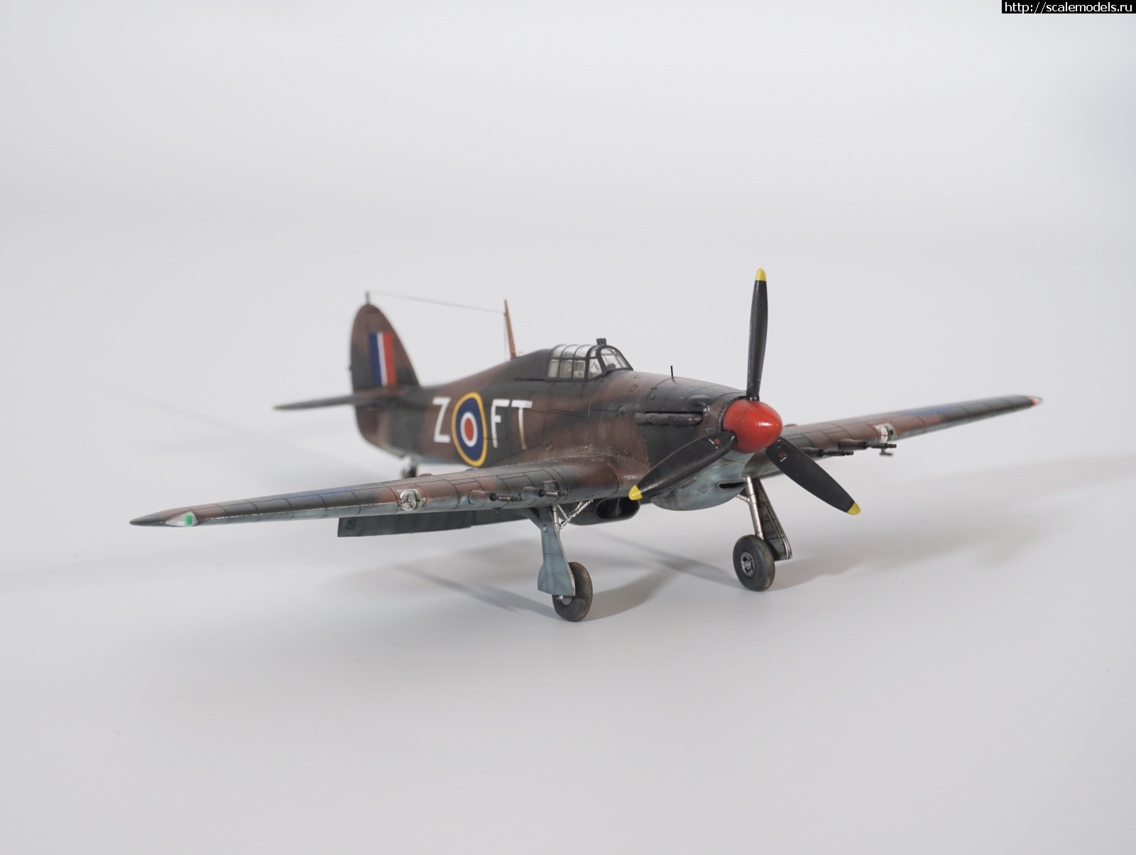 #1719398/ 1/72 Hurricane Mk.IIc trop, Arma hobby. .  