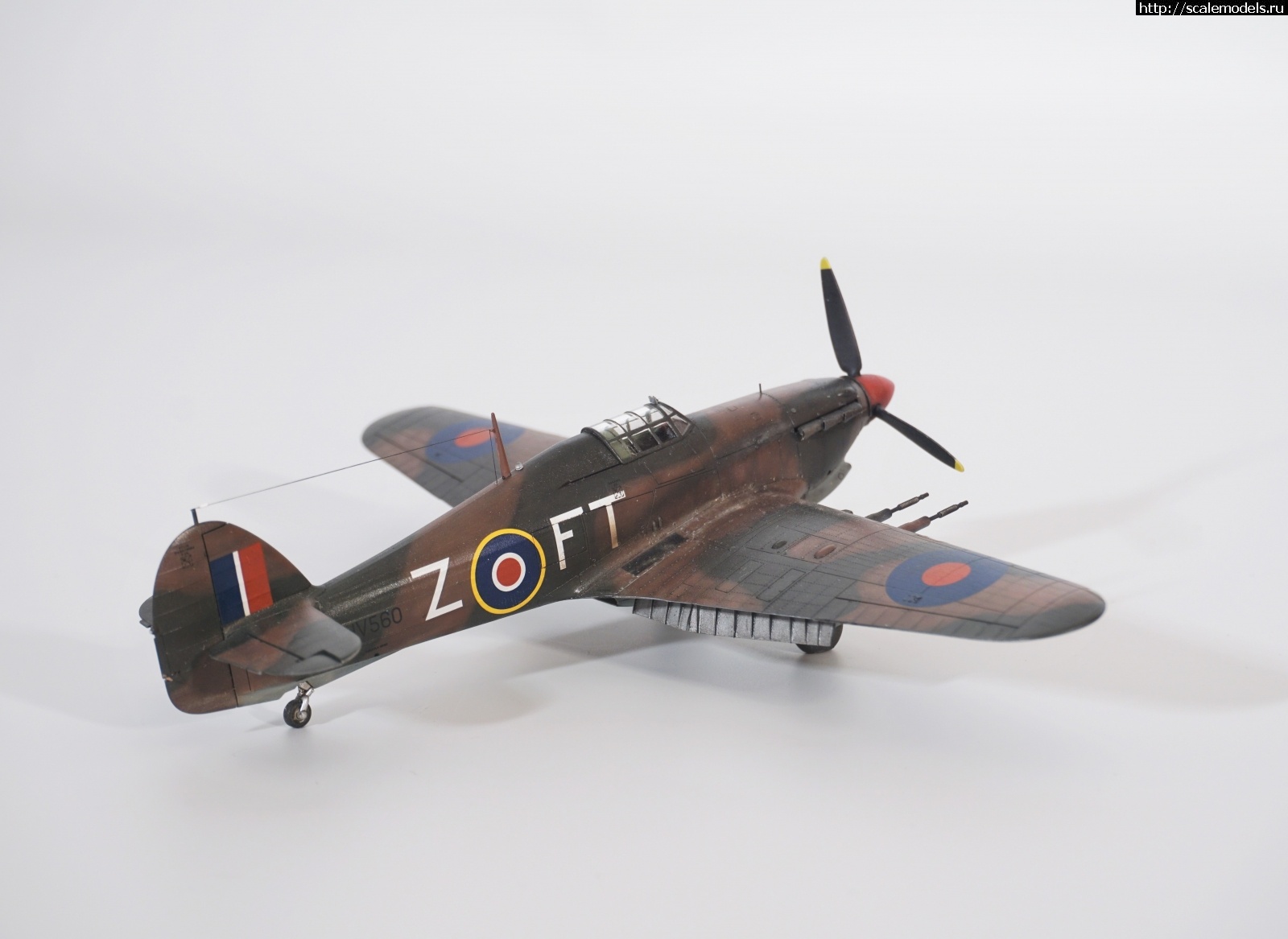 #1719398/ 1/72 Hurricane Mk.IIc trop, Arma hobby. .  