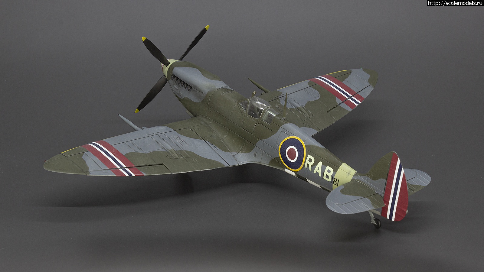 #1722419/ Eduard 1/72 Spitfire Mk.IXe - R.A. Berg - !  