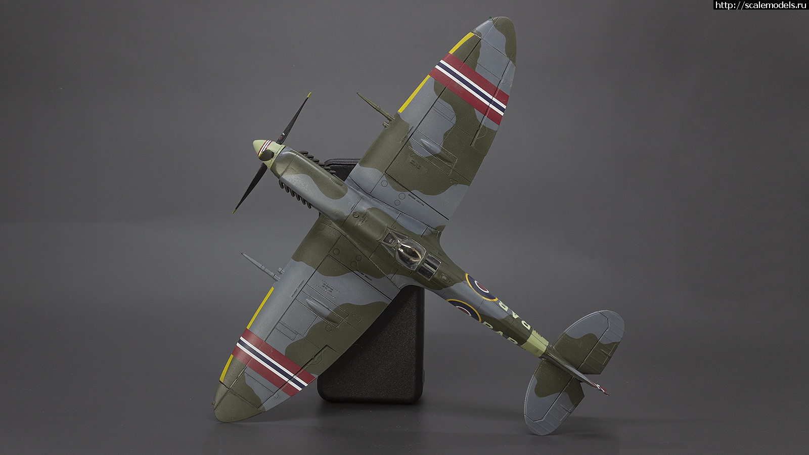 #1722419/ Eduard 1/72 Spitfire Mk.IXe - R.A. Berg - !  