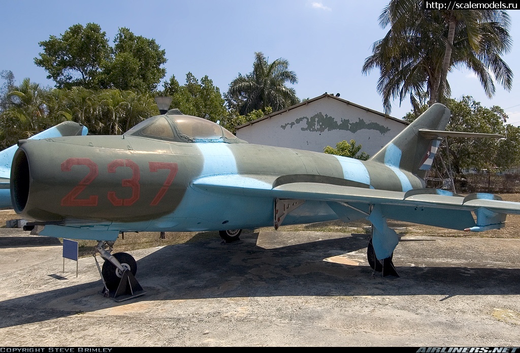 #1765134/ 1:72 MiG-17AS  AZmodel  