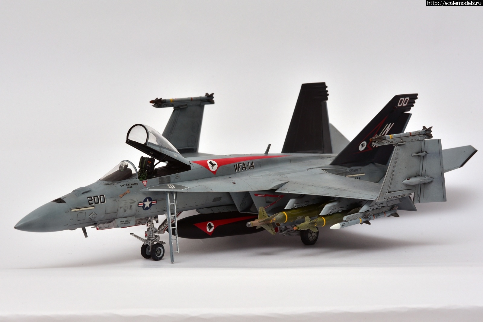 #1843808/ F/A-18E VF-14 "Tophatters" 1:48 Meng !  